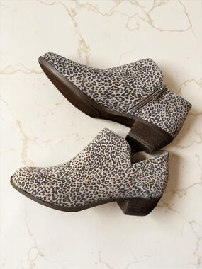 CROWN & IVY Kendall Booties (8.5)